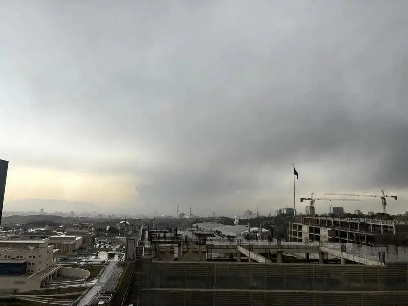 تصاویر ترسناک از آسمان تیره و تاریک تهران