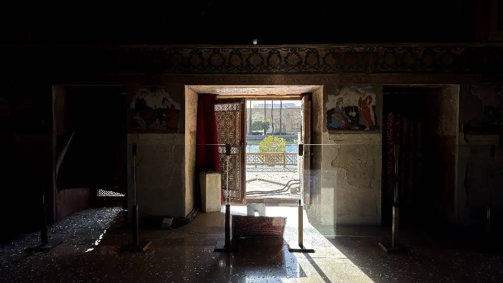 حمله به چهلستون اصفهان