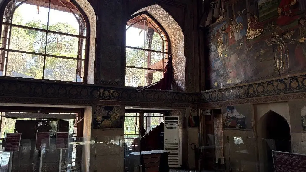 حمله به چهلستون اصفهان