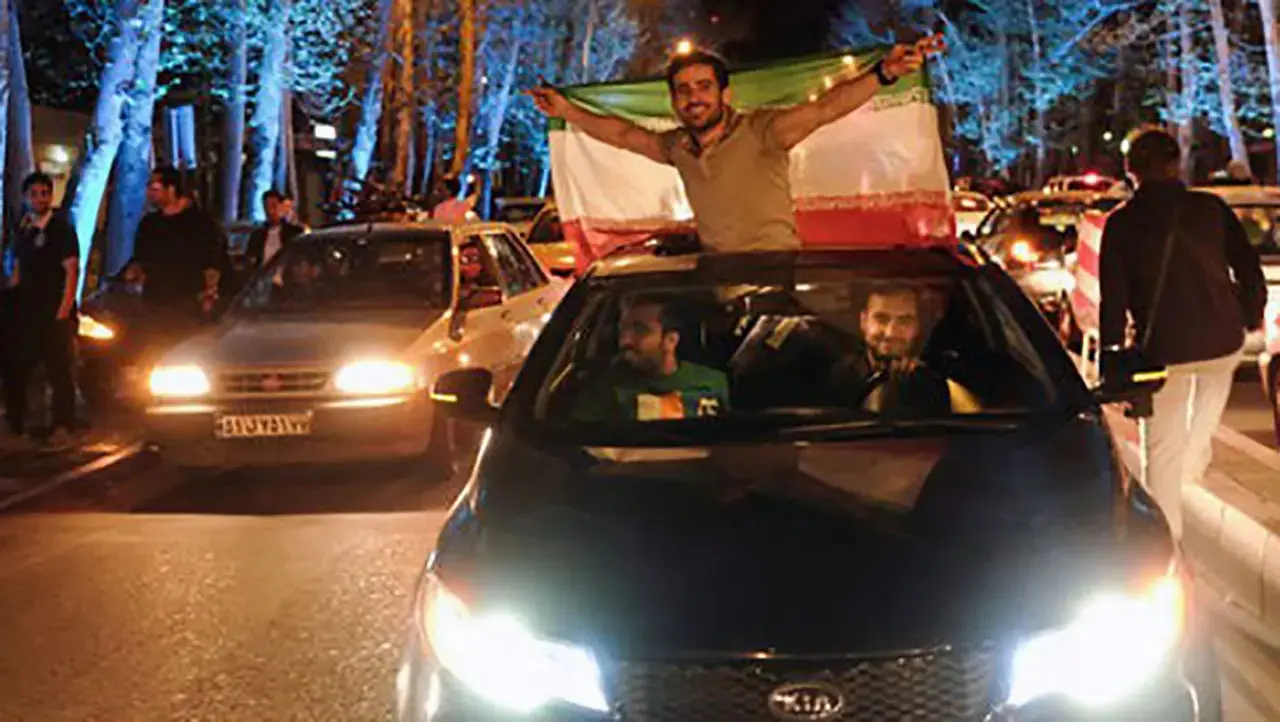 شادی+مردم+پس+از+اعلام+توافق+با+امریکا+درهشت+سال+پیش_+این+توافق+باعث+تک+رقمی+شدن+تورم+شد