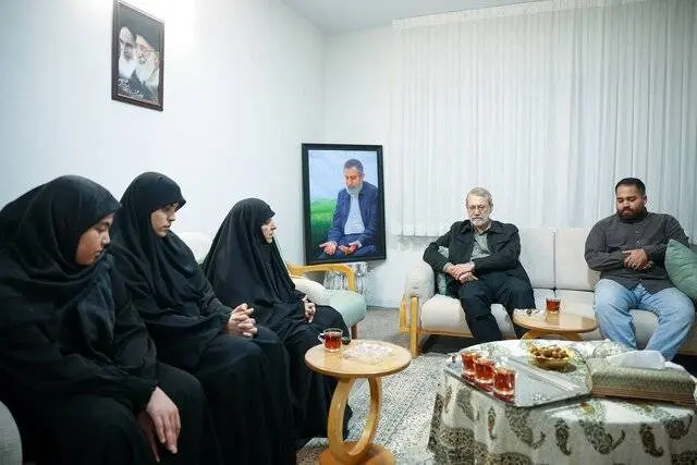 لاریجانی با خانواده حاج رمضان دیدار کرد