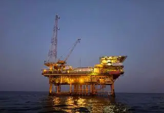 آغاز عملیات حمل و نصب سکوی P4 میدان نفتی رشادت