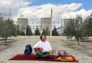 نوازندگی علی قمصری در نیروگاه برق دماوند + عکس
