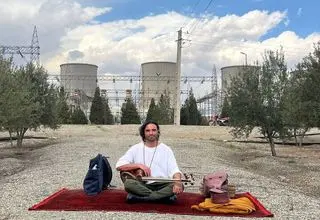 نوازندگی علی قمصری در نیروگاه برق دماوند + عکس