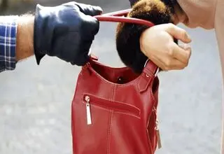 جدال شجاعانه زن جوان مشهدی با دزد موبایل