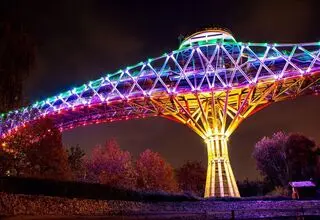 پل طبیعت امشب به رنگ پرچم ایران در می‌آید
