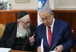 نتانیاهو، گربه‌ای با هفت جان/ حریدی‌ها از دولت خارج شدند اما «بی‌بی» هنوز شانس ماندن دارد 