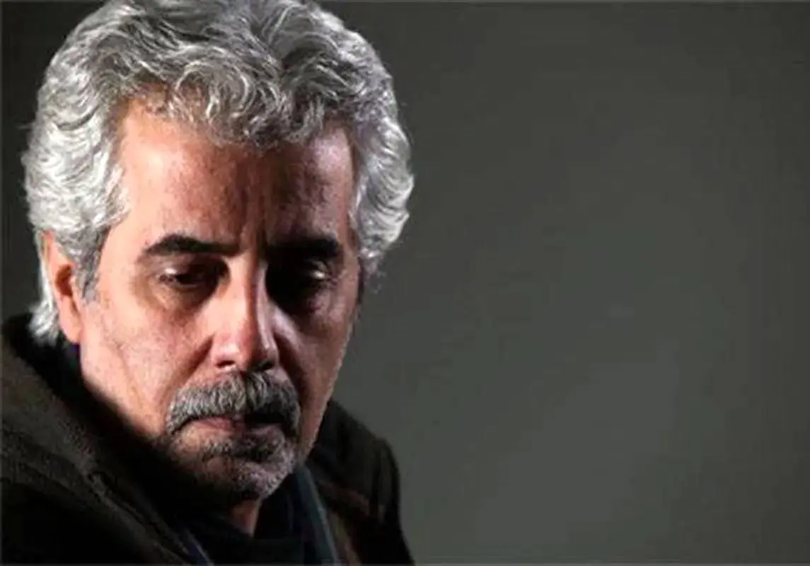 احمدرضا درویش جوایز خود را به مجری شبکه خبر اهدا کرد