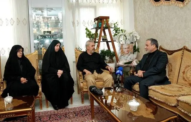 عراقچی با دختران شهید باقری دیدار کرد