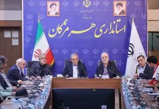 پزشکیان: چرا کانتینرها باید ماه‌ها در بندر بمانند؟
