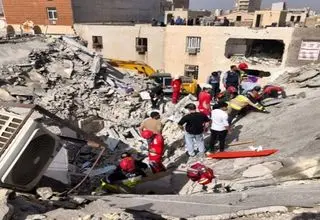 نجات کودک گرفتار در زیر آوار در حادثه انفجار گاز در اهواز