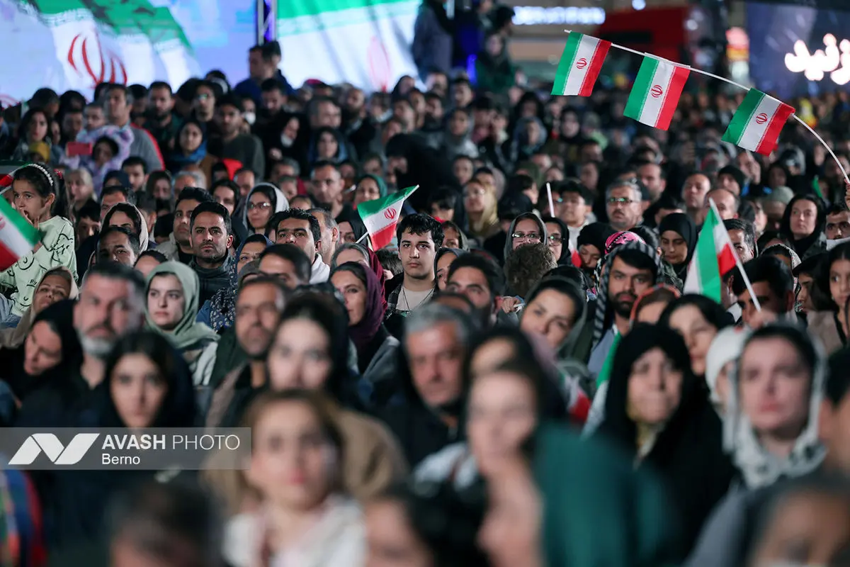 رونمایی از مجسمه «زانو زنندگان برابر ایران»