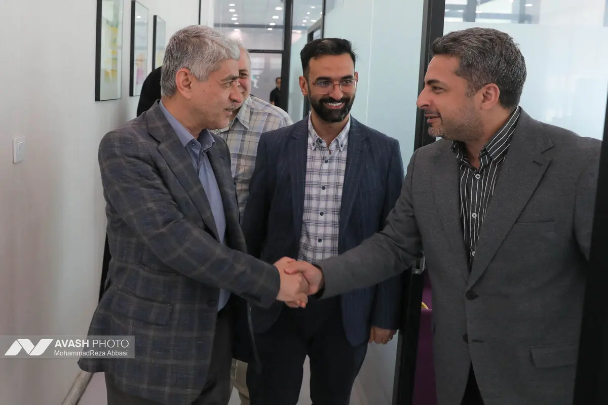 بازدید علی طیب نیا و محمد جواد آذری جهرمی از تحریریه آوش به مناسبت روز خبرنگار