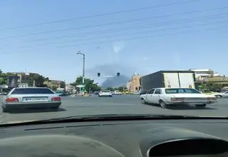 دیده شدن دود شدید در آسمان قم+ عکس