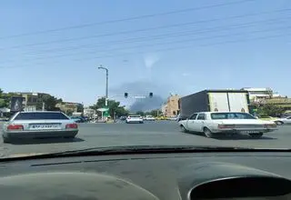 دیده شدن دود شدید در آسمان قم+ عکس