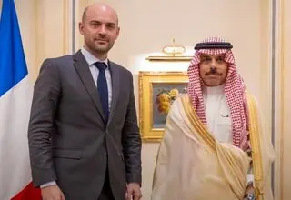 حمایت وزیران خارجه عربستان و فرانسه از دستیابی به راه حل‌های جامع برای بحران‌های منطقه