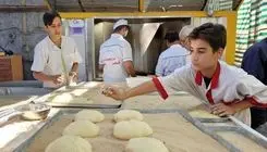 تا زمانی که مشتری برای خرید به نانوایی مراجعه می‌کند باید نان پخت