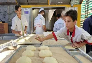 تا زمانی که مشتری برای خرید به نانوایی مراجعه می‌کند باید نان پخت