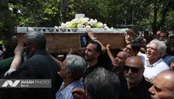 هم‌نوایی علیرضا افتخاری و علی‌اصغر شاهزیدی در مراسم تشییع ایرج خواجه‌امیری