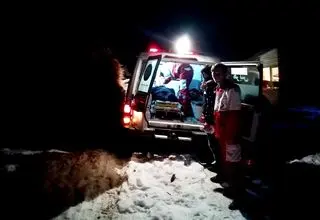 تصاویر زیبای نجات مادر و نوزاد ۱۲ روزه از دل کولاک و برف/ ببینید