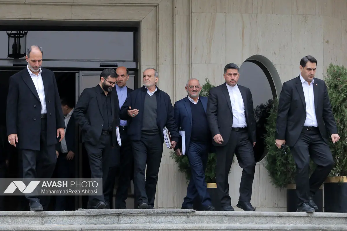 اعضای هیأت دولت در جمع خبرنگاران