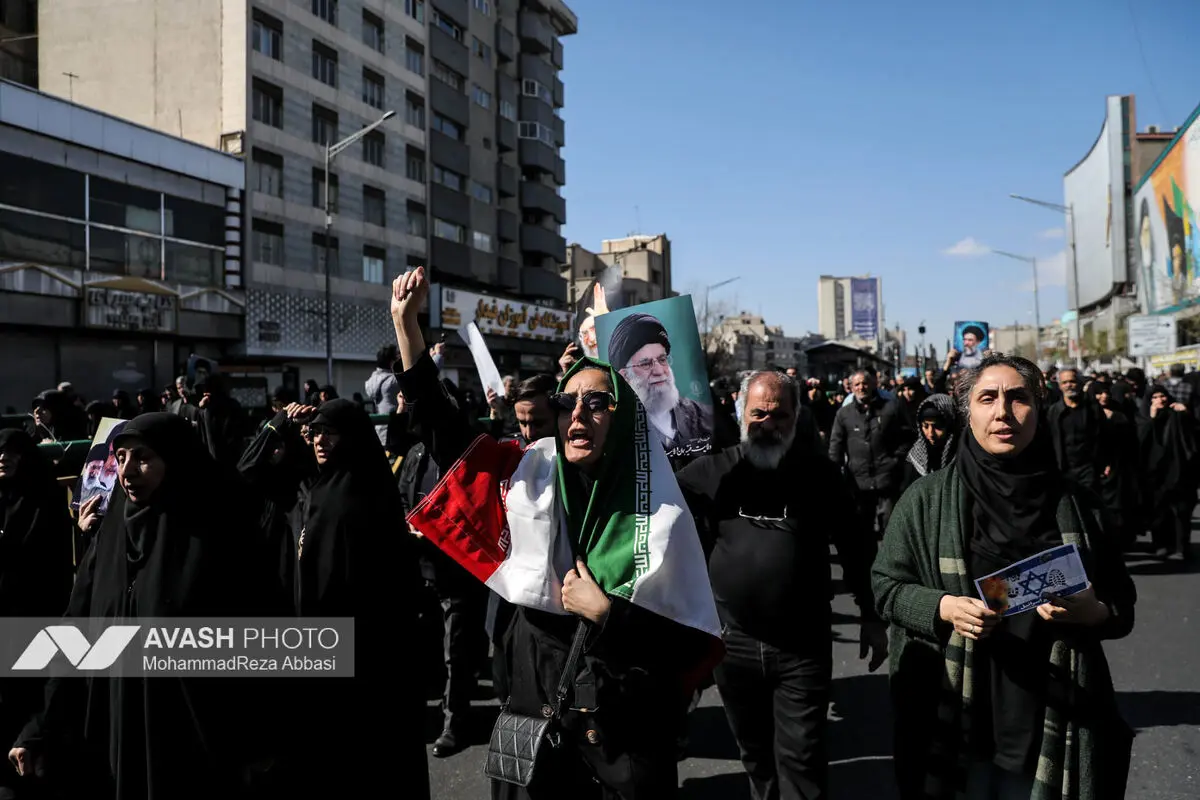تجمع سوگواران رهبر شهید انقلاب در میدان انقلاب تهران