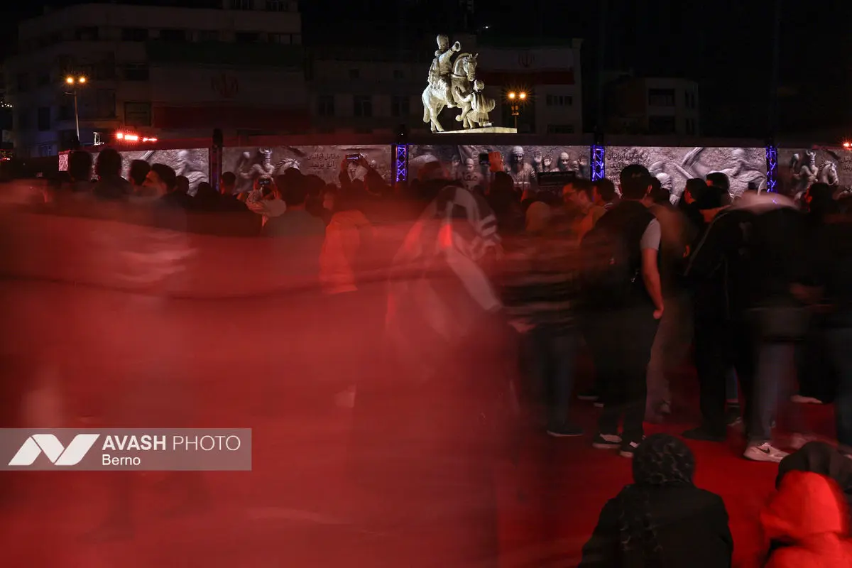 رونمایی از مجسمه «زانو زنندگان برابر ایران»