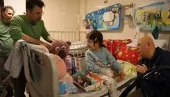 جناب خان  به ملاقات کودکان جنگ زده رفت