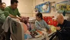 جناب خان  به ملاقات کودکان جنگ زده رفت