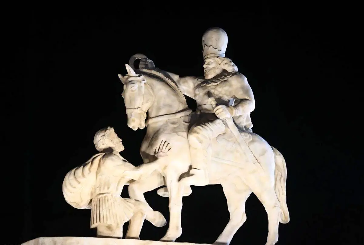 مجسمه جنجالی میدان انقلاب رونمایی شد