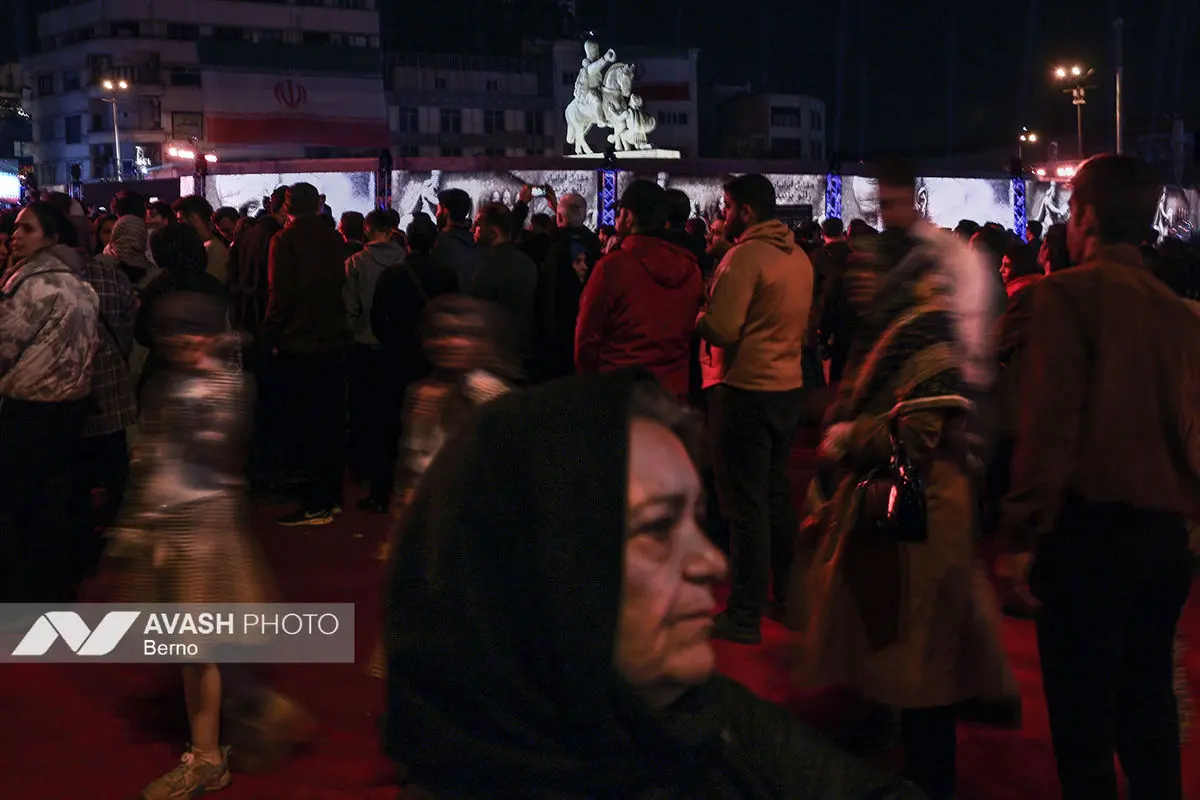 رونمایی از مجسمه «زانو زنندگان برابر ایران»