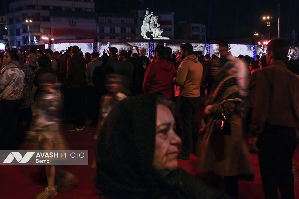 رونمایی از مجسمه «زانو زنندگان برابر ایران»