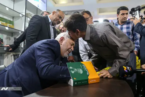 حضور محمد جواد ظریف در نمایشگاه بین المللی کتاب تهران