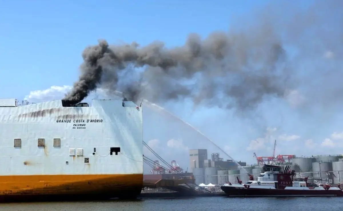 آتش‌سوزی یک کشتی باری در بندر؛ وضعیت اضطراری اعلام شد