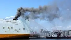 آتش‌سوزی یک کشتی باری در بندر؛ وضعیت اضطراری اعلام شد