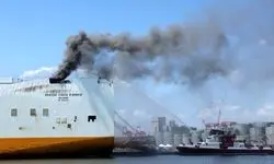 آتش‌سوزی یک کشتی باری در بندر؛ وضعیت اضطراری اعلام شد