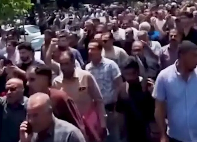 کامیون‌داران مالباخته، حیران در بلوار کشاورز + فیلم