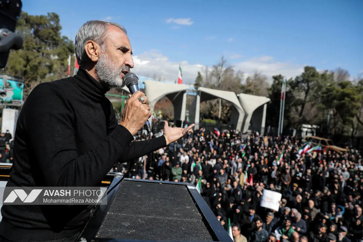تجمع سوگواران رهبر شهید انقلاب در میدان انقلاب تهران