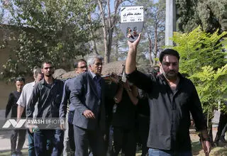 مدیران نیامدند؛ سعید مظفری روی دوش مردم و همکاران تشییع شد