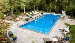 نجات نفس‌گیر دو برادر پس از افتادن در استخر+فیلم