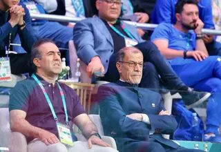 حضور خسروی‌وفا در مسابقات وزنه‌برداری مردان