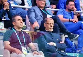 حضور خسروی‌وفا در مسابقات وزنه‌برداری مردان