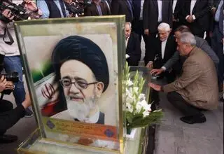    عارف به شهید آل‌هاشم و شهدای جنگ ادای احترام کرد
