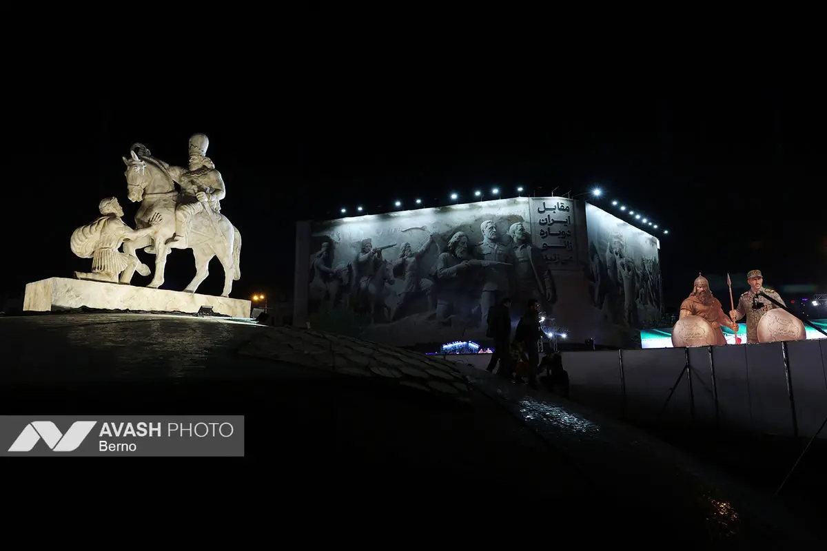 رونمایی از مجسمه «زانو زنندگان برابر ایران»