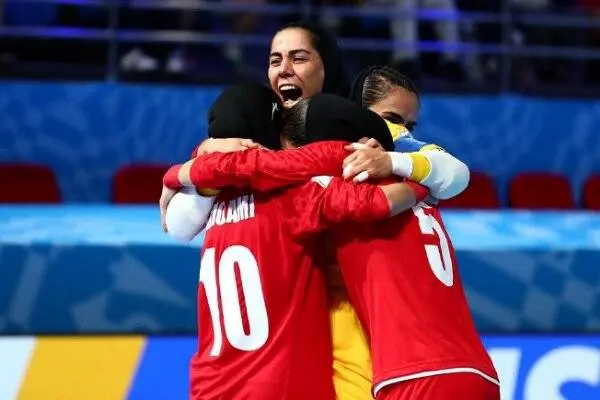 عاطفه رضایی: بازیکنان قدیمی مانند توسلی را باید حفظ کنیم