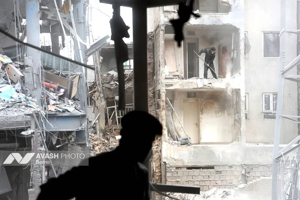 دعوت رئیس جمهوری از مردم برای حضور در تشییع شهدای ناوگان دنا/ انتشار دست‌نوشته علی لاریجانی در برابر یک شایعه / حمله به حریم کاخ سعدآباد + فیلم و عکس