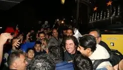 ازدحام شدید هواداران استقلال در مواجه با اتوبوس تیم؛ خسرو حیدری و رامین رضاییان مصدوم شدند!