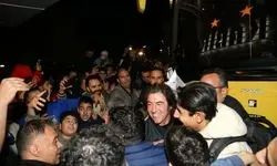 ازدحام شدید هواداران استقلال در مواجه با اتوبوس تیم؛ خسرو حیدری و رامین رضاییان مصدوم شدند!