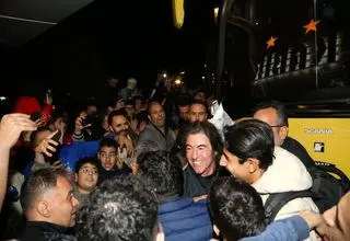 ازدحام شدید هواداران استقلال در مواجه با اتوبوس تیم؛ خسرو حیدری و رامین رضاییان مصدوم شدند!