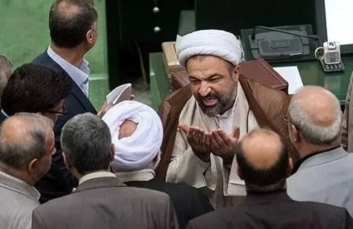 چالش و چنددستگی در داخل، قطعا کشور را ضربه‌پذیر می‌کند